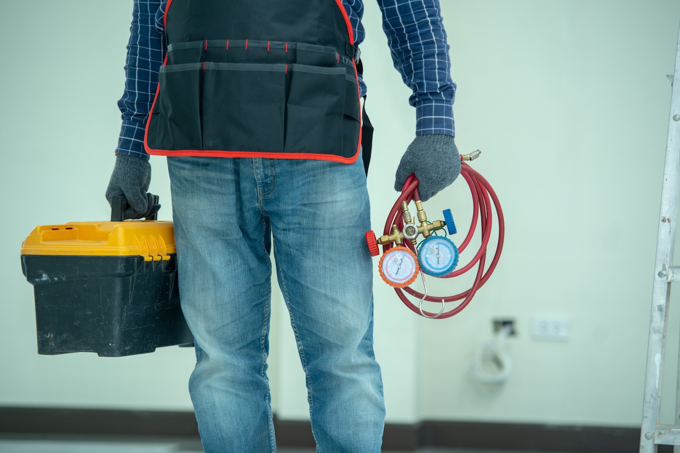 hvac-technician-conducting-repairs-on-ac-unit