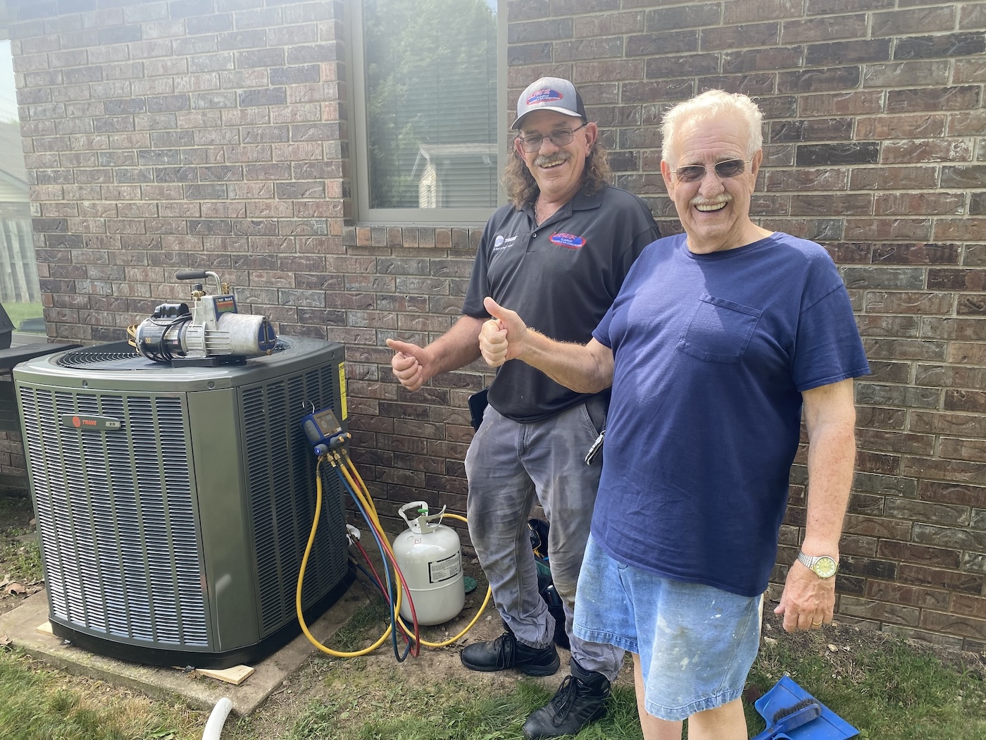 lorenz-worker-and-customer-after-installing-ac-replacement