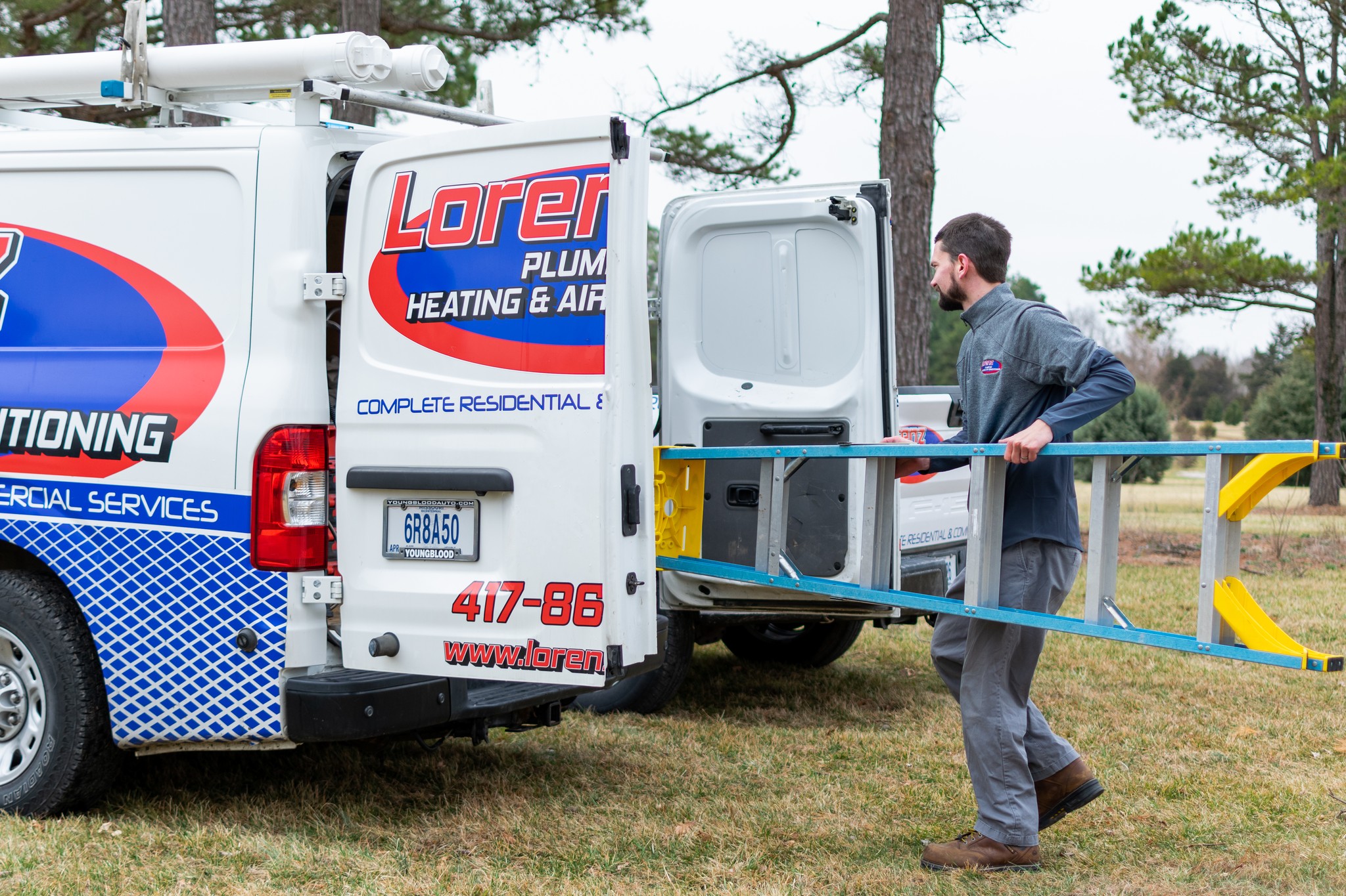 putting-ladder-in-lorenz-truck