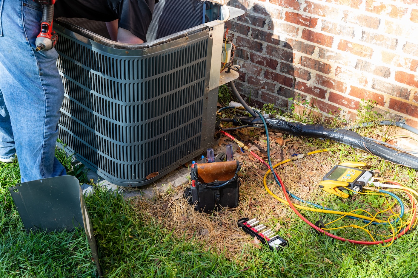technician-putting-in-new-hvac-unit-reeds-springs